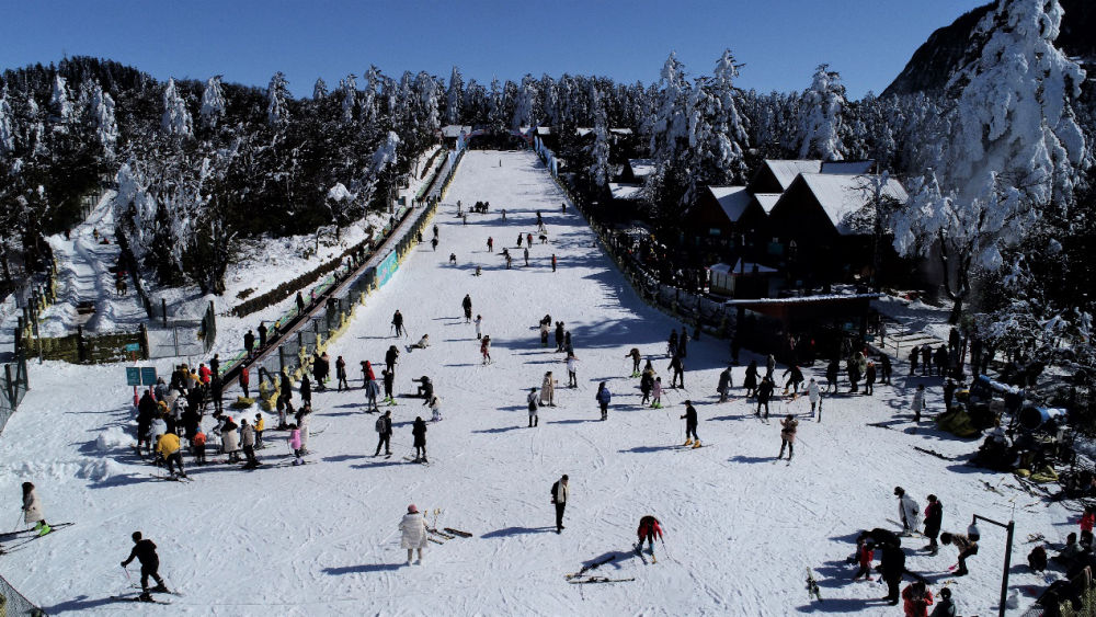 峨眉山雷洞坪滑雪场