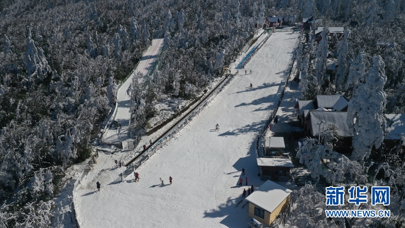 鸟瞰峨眉山雷洞坪滑雪场